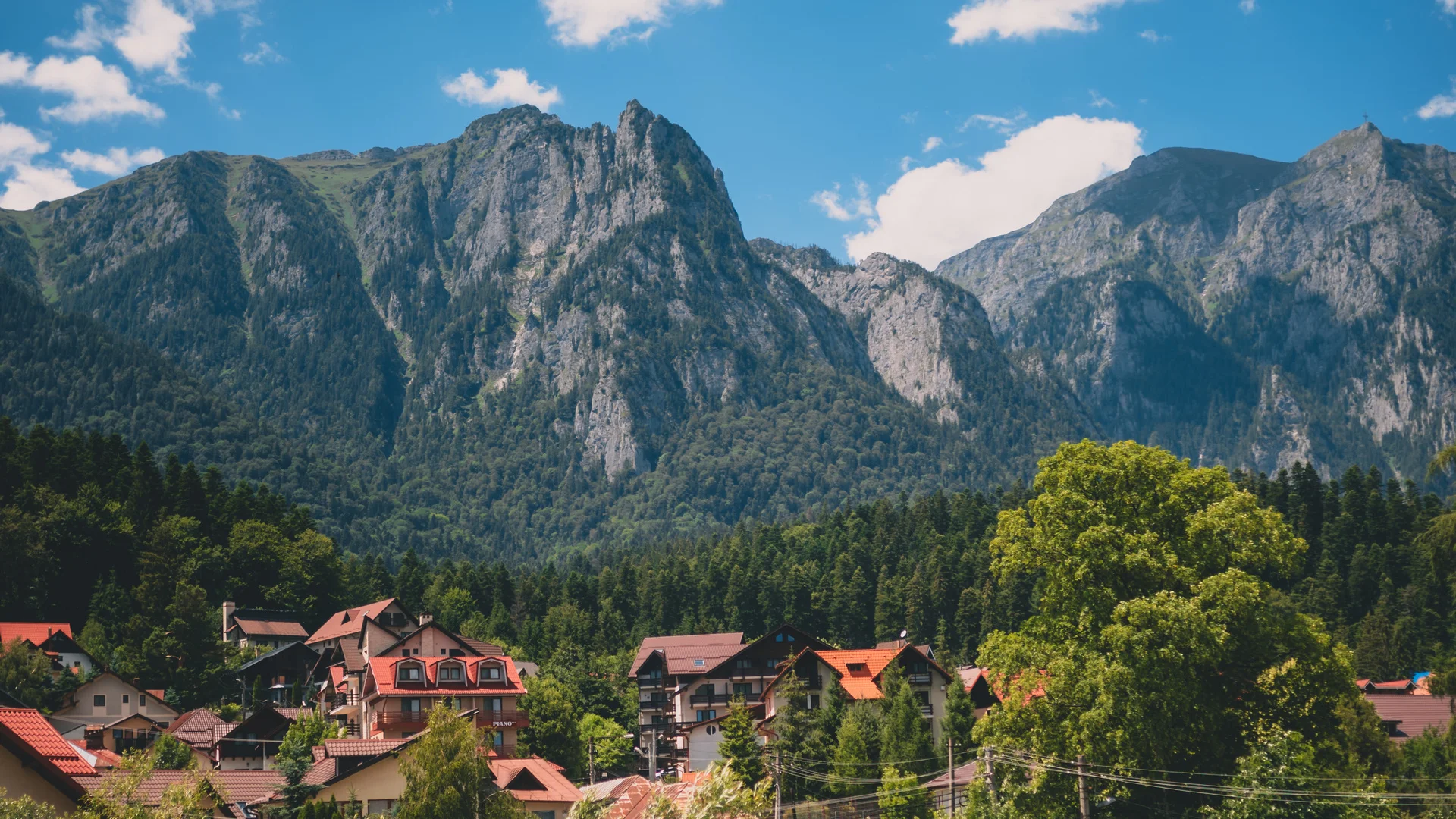 Bușteni, vedere spre Bucegi